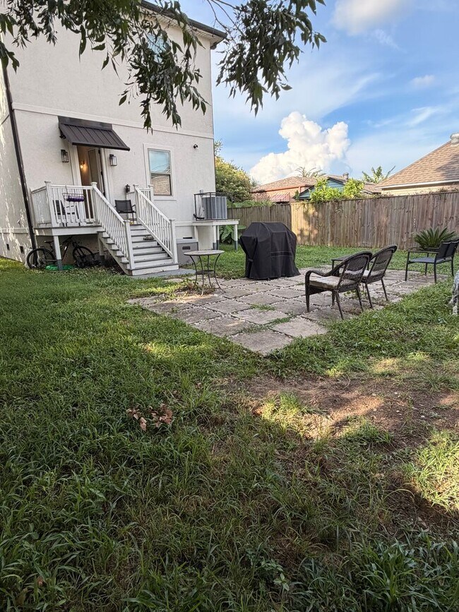 Building Photo - Gorgeous Single Family Home, 4BD/4BA with Large Backyard