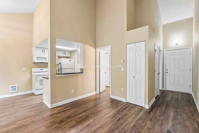 Building Photo - Light Filled Clackamas Condo with Covered Balcony and Community Amenities