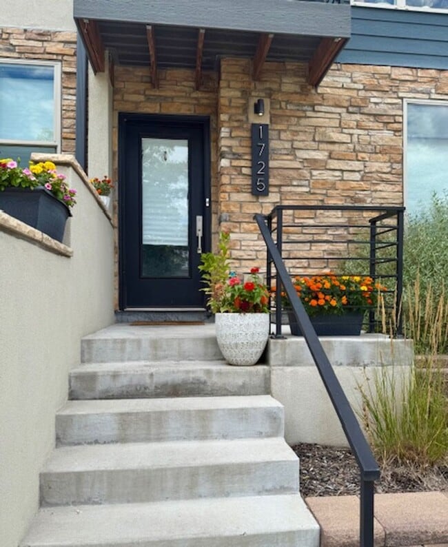 Building Photo - Luxury 3 bed, 3.5 bath Townhome Blocks fro...