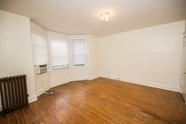 Building Photo - Charles Village 2bd/2ba Rowhome with Parking Spots, W/D and more! Available 7/20