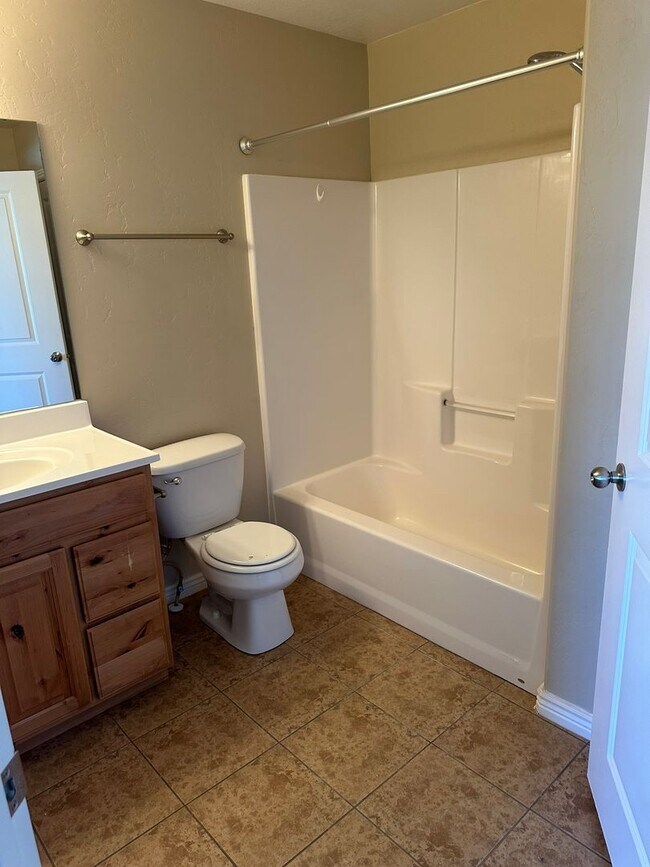 Building Photo - 3 Bedroom 2 Bathroom Townhome