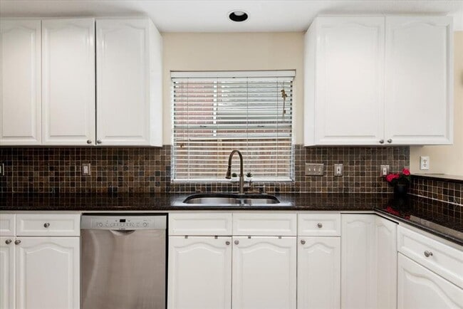 Building Photo - 314 Trailwood Ct