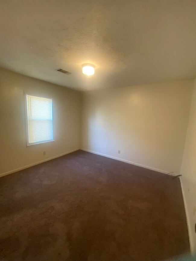 Building Photo - 2339 Schaul St