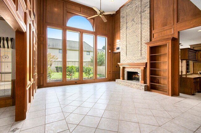 Building Photo - 15010 Terrace Oaks Dr