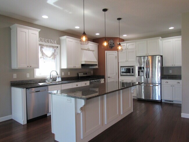 Building Photo - 405 E Palace Row