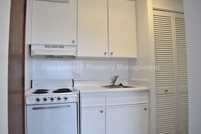 Building Photo - Five Regents - Studio w/ full kitchen, 1 p...