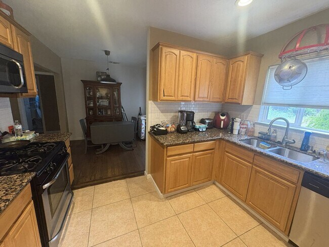 Building Photo - Cozy 2 Bedroom Near Downtown! – Available now for rent! CALL US TODAY!