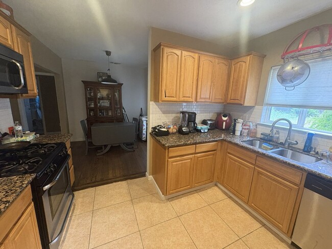 Building Photo - Cozy 2 Bedroom Near Downtown – Pre-Lease Available Today!