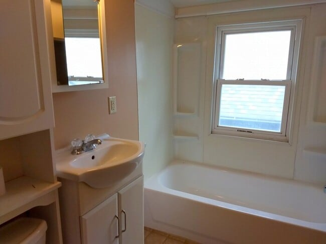 Building Photo - 3 Bedroom Duplex near Campus - Apply Today !!