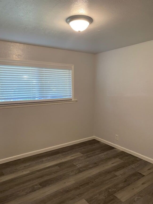 Building Photo - Spacious Home w/ Pool in East Redding!!