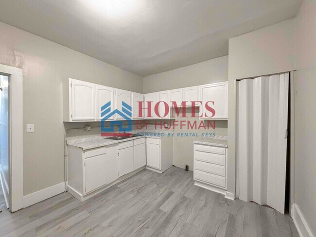 Building Photo - Three Bedroom House | Large Backyard