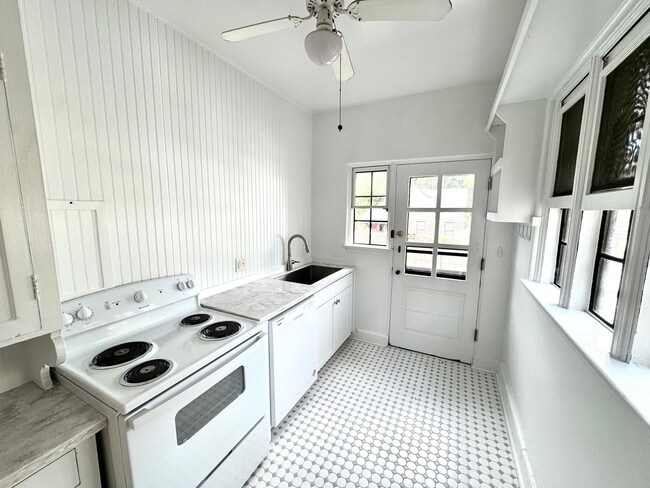 Building Photo - 3319 Pine St