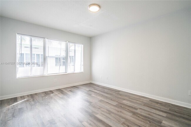 Building Photo - 2180 Bay Dr