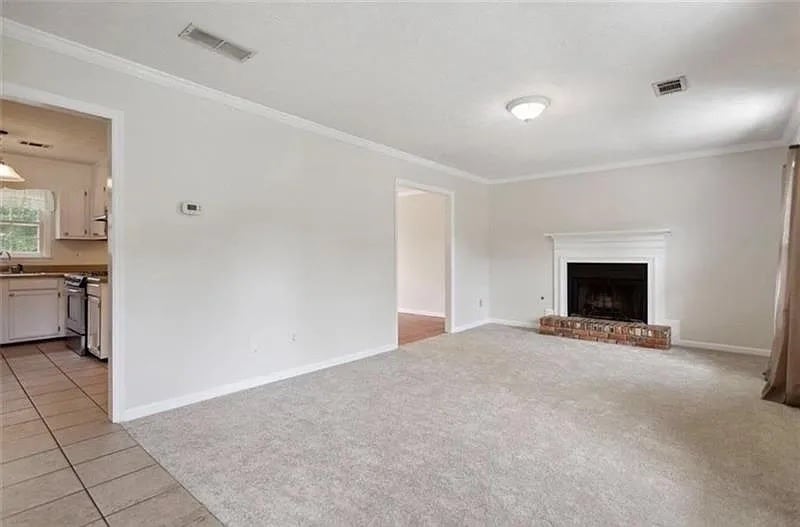 Building Photo - Room in House on Brooks Dr