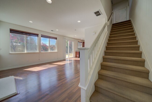 Building Photo - Beautiful 3 Bed/2.5 Bath 2- Story Home