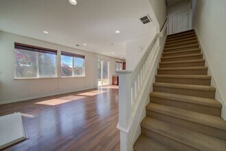 Building Photo - Beautiful 3 Bed/2.5 Bath 2- Story Home