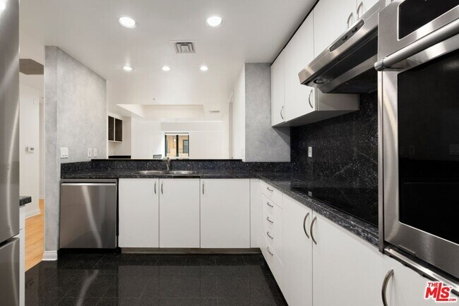 Building Photo - 10520 Wilshire Blvd