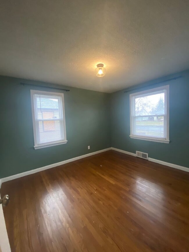 Building Photo - Audubon-Downriver Neighborhood 3+ bedroom, 1 bath corner lot with large, fenced yard