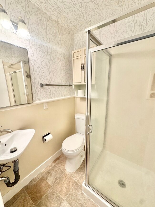 Building Photo - Stunning 3-bedroom, 2-bathroom home with a bonus room/office!