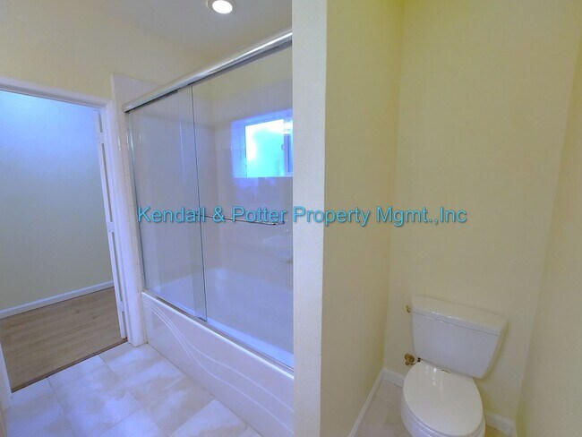 Building Photo - Spacious Ground-Floor 3BD/2BA Condo in Prime Scotts Valley Location