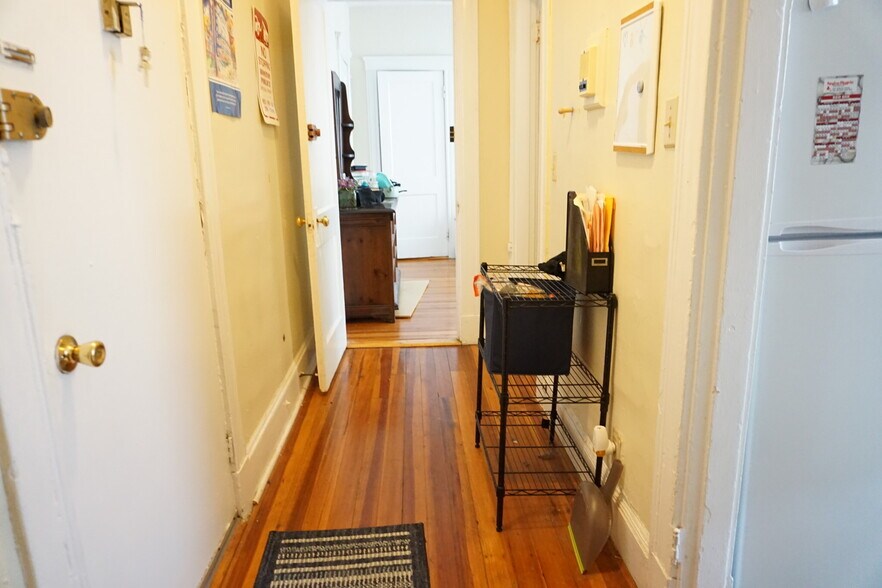 Building Photo - 165 Kelton St