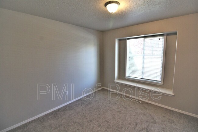 Building Photo - 3300 N Elmstone Ave