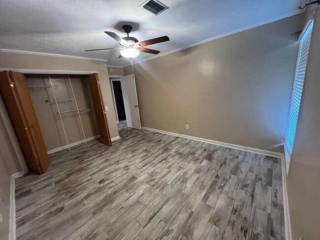 Building Photo - Spectacular 3 bedroom / 2 bath Single Fami...