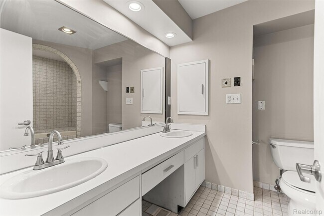 Building Photo - 5317 Fairway Ln