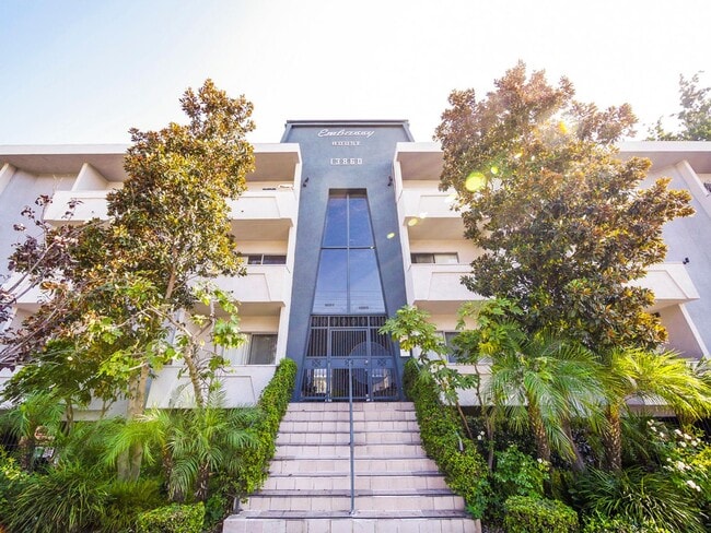 Building Photo - Modern 1-Bedroom Apartment in Prime Sherman Oaks