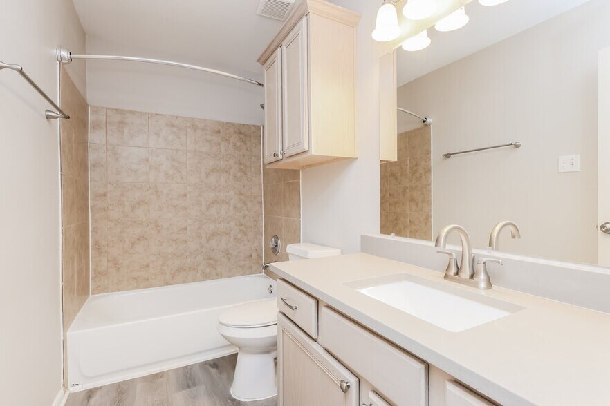 Building Photo - 985 Oak Falls Dr