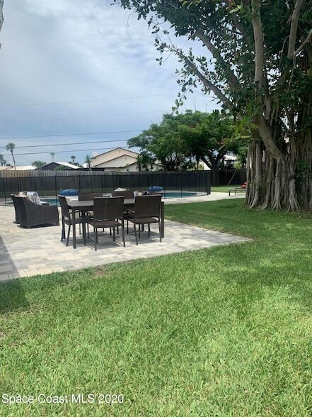 Building Photo - 120 Maple Dr