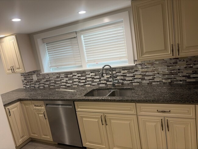 Building Photo - 8044 N Oriole Ave