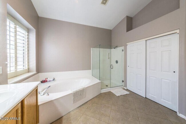Building Photo - 13352 W Alvarado Dr