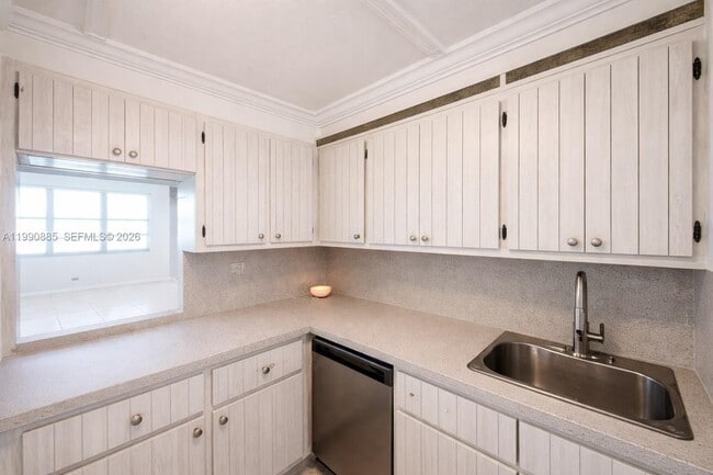 Building Photo - 6039 Collins Ave