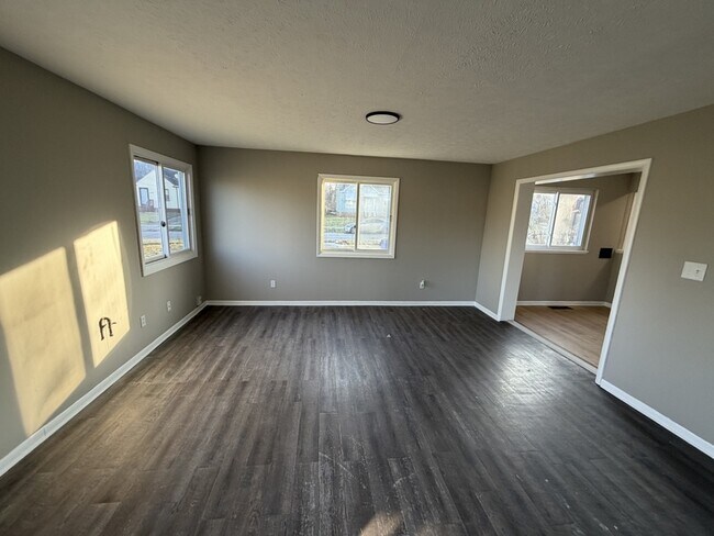 Building Photo - 4300 E 175th St