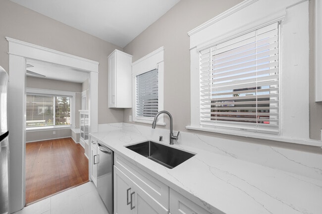 Building Photo - Thorn Collection