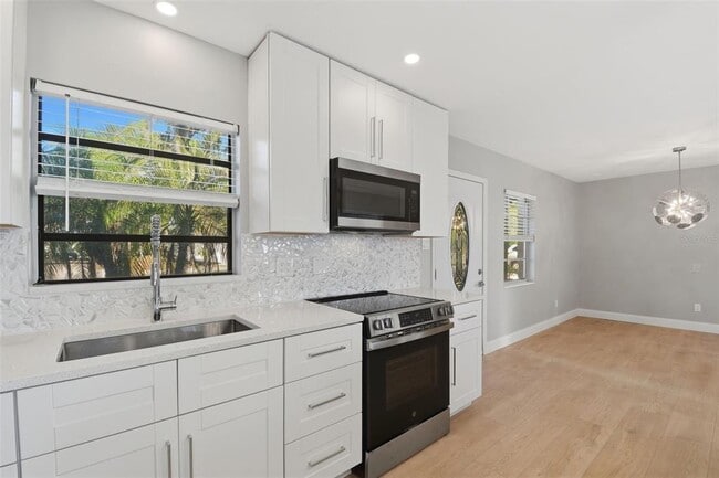 Building Photo - 405 Shore Dr E