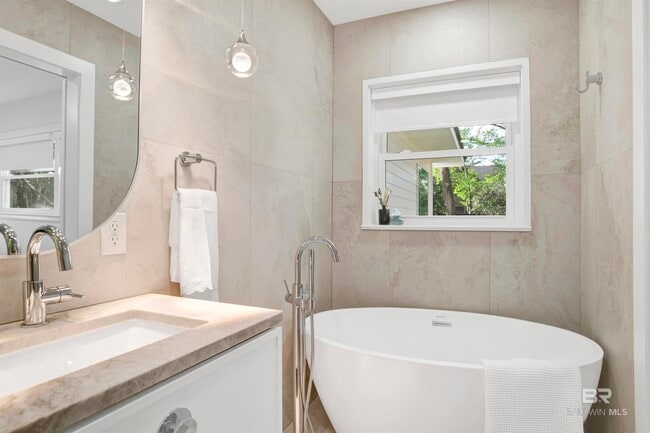 Building Photo - 380 S Church St