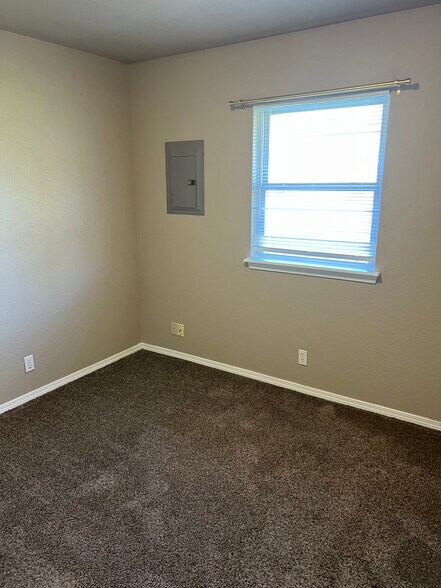 Building Photo - 1031 Carlisle Cir