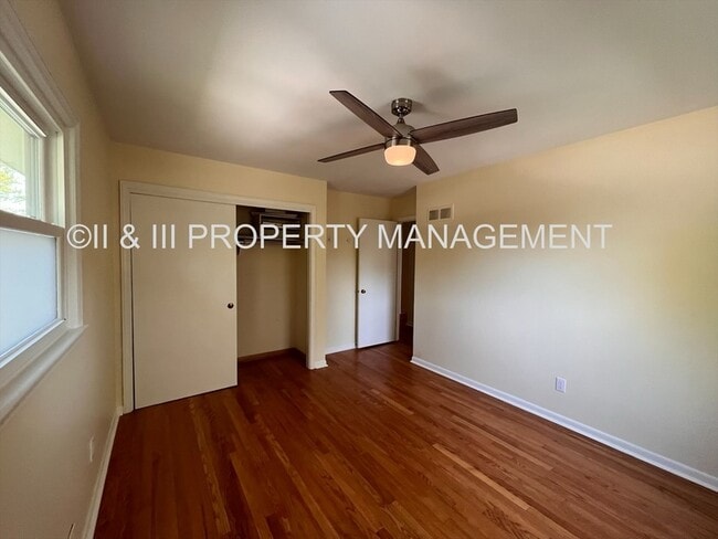 Building Photo - 502 W Country Ln Terrace