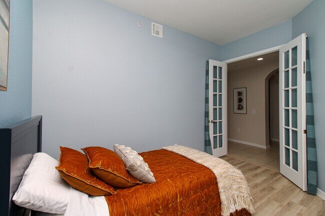 Building Photo - MARIPOSA ** SEASONAL (90 DAY MINIMUM STAY)...
