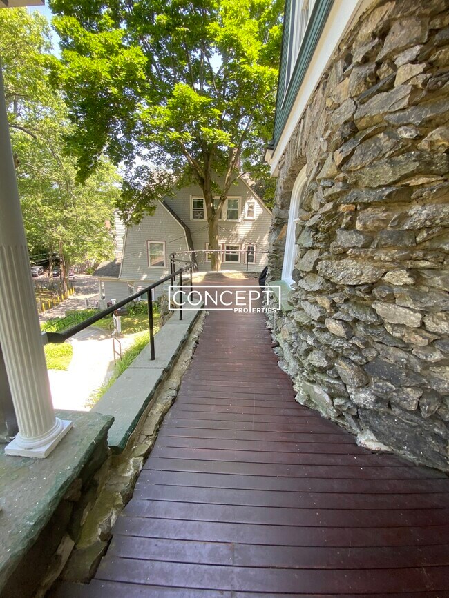 Building Photo - 10 Selkirk Rd