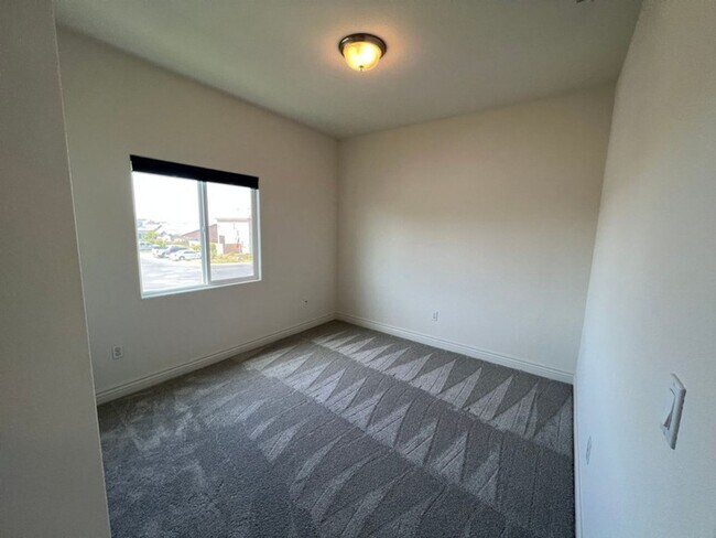 Building Photo - Like New Spacious Home in Gated Community