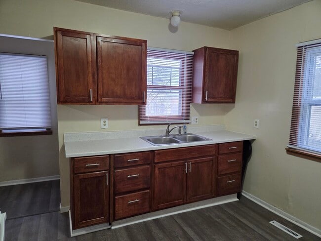 Building Photo - 2631 N Knox Ave