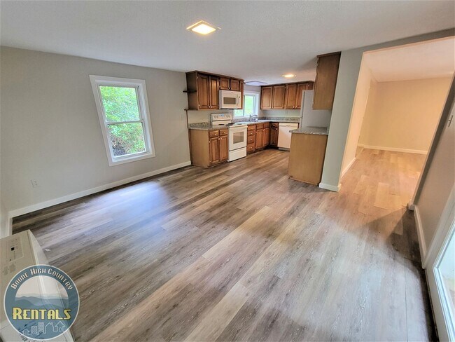 Building Photo - Charming 2 Bedroom Home --- Walking Distance to Campus!