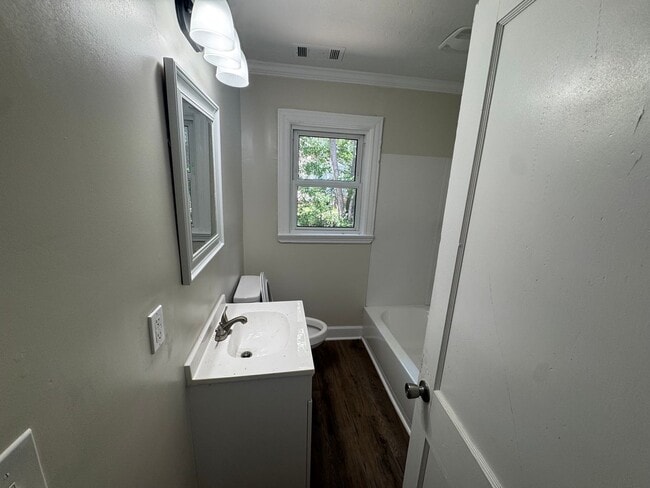Building Photo - Adorable home in heart of Thomson