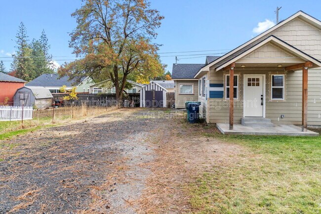 Building Photo - 3904 E 30th Ave