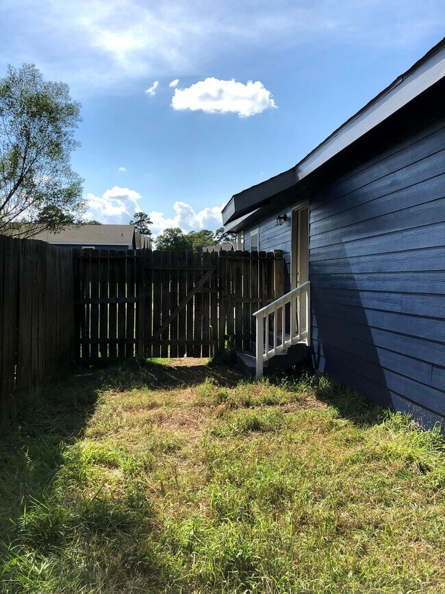 Building Photo - 168 Varsity Cir