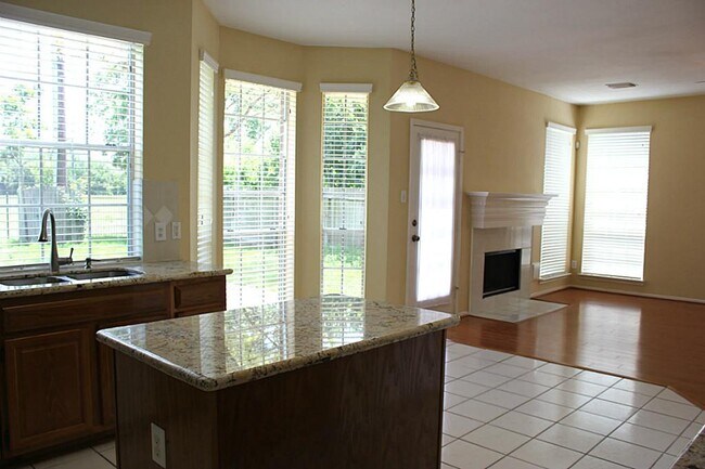 Building Photo - 4614 Forest Home Dr