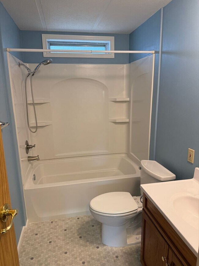 Building Photo - 3-bedroom 2 bath house in Springfield!